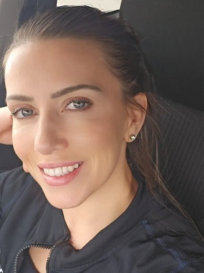 ג'ני ברמי מחייכת